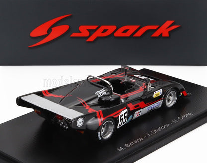 Coche Spark model negro y rojo con el número 55 en la plataforma de exposición, ofrecido en Vroomi.