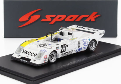 Spark model coche de carreras Chevron B36 blanco con el número 25 y la marca Yacco, en expositor, disponible a través de Vroomi.
