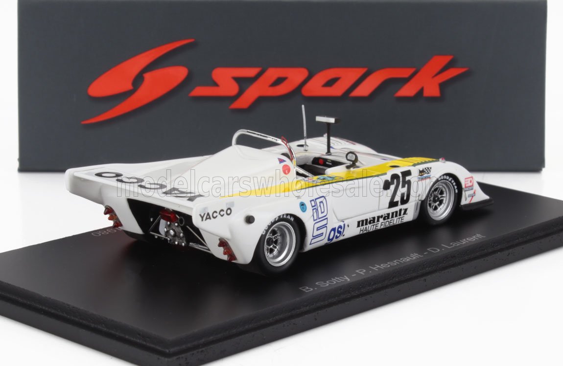 Coche Spark model White Spark model n.º 25 con adhesivos de patrocinadores en un expositor, ahora accesible a través de Vroomi.