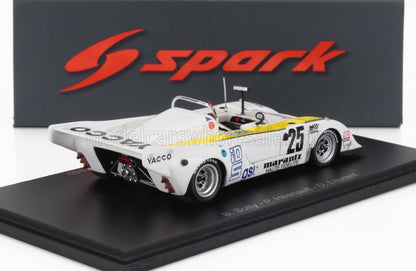 Coche Spark model White Spark model n.º 25 con adhesivos de patrocinadores en un expositor, ahora accesible a través de Vroomi.