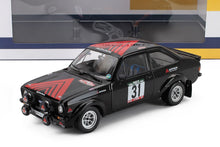 Modelo a escala 1/18 del coche de rally Ford Escort con decoración roja y negra, disponible en Vroomi.