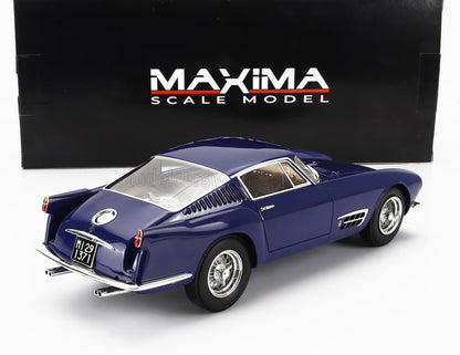 Maqueta de coche vintage azul con llantas de radios expuesta delante de la caja Maxima Model, disponible en Vroomi.