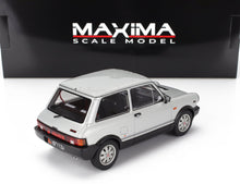 Maqueta a escala del clásico Abarth plateado de 3 puertas con portón trasero, fabricada por Maxima y presentada en la plataforma Vroomi.