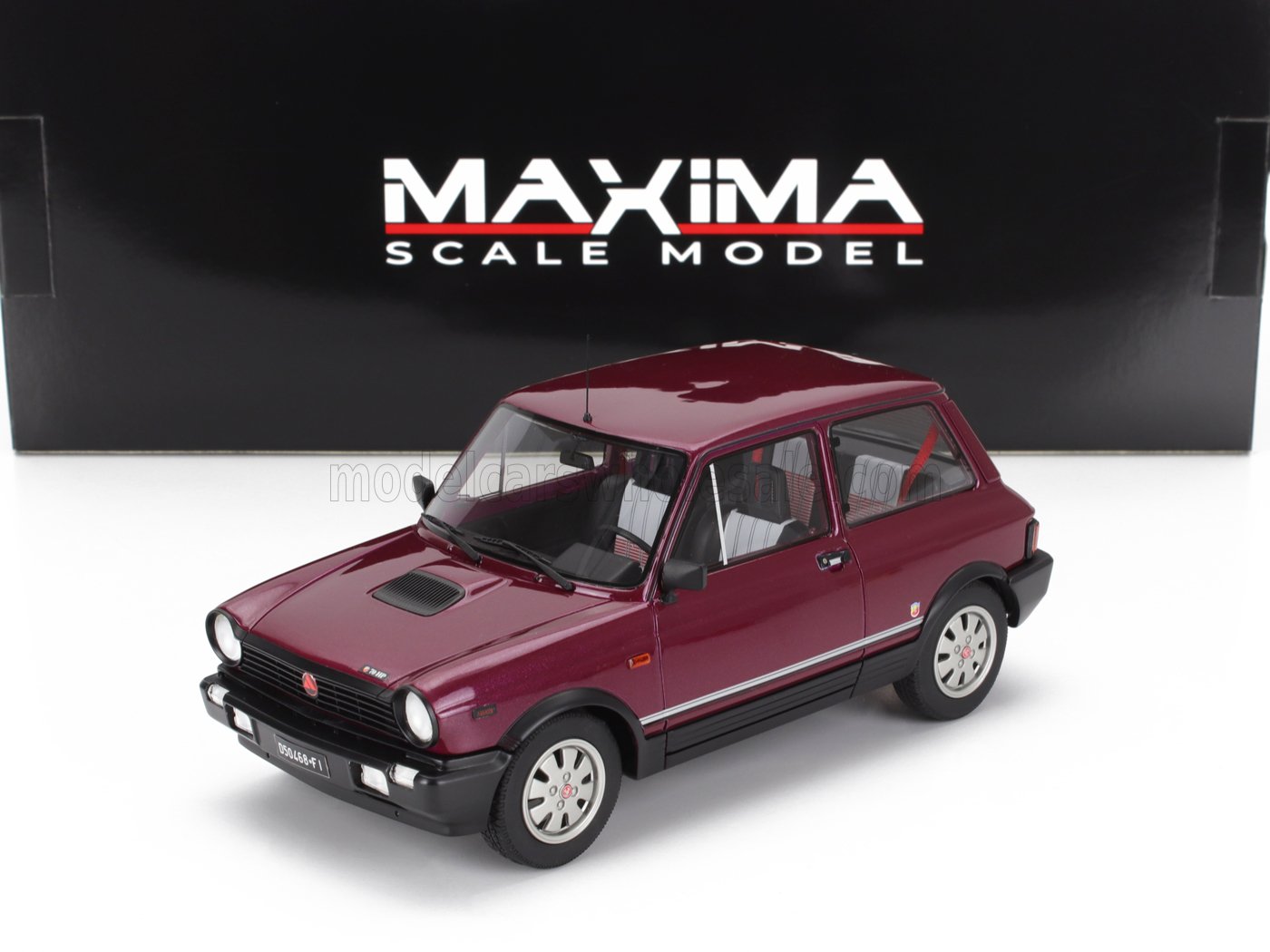 Maqueta de coche clásico hatchback granate de Maxima, con detalles en negro, se muestra con Maxima , vendida en Vroomi.
