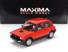 Coche Maxima a escala 1:18 en color rojo con detalles en negro, expuesto con un fondo con la marca, disponible en Vroomi.