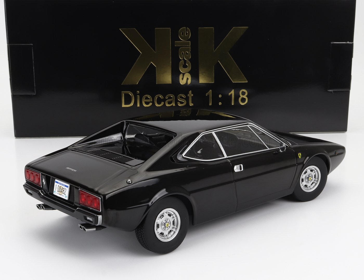 Coche Ferrari a escala 1:18 en color negro, fabricado en metal fundido a presión, con vista trasera y lateral detalladas, disponible en Vroomi.