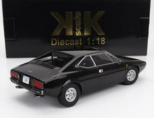 Coche Ferrari a escala 1:18 en color negro, fabricado en metal fundido a presión, con vista trasera y lateral detalladas, disponible en Vroomi.