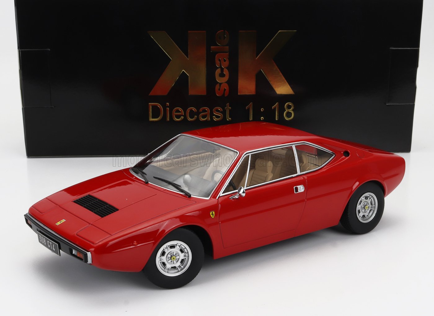 Coche a escala 1:18 de Ferrari 308 GT4 en color rojo con interior marrón claro, disponible en Vroomi.