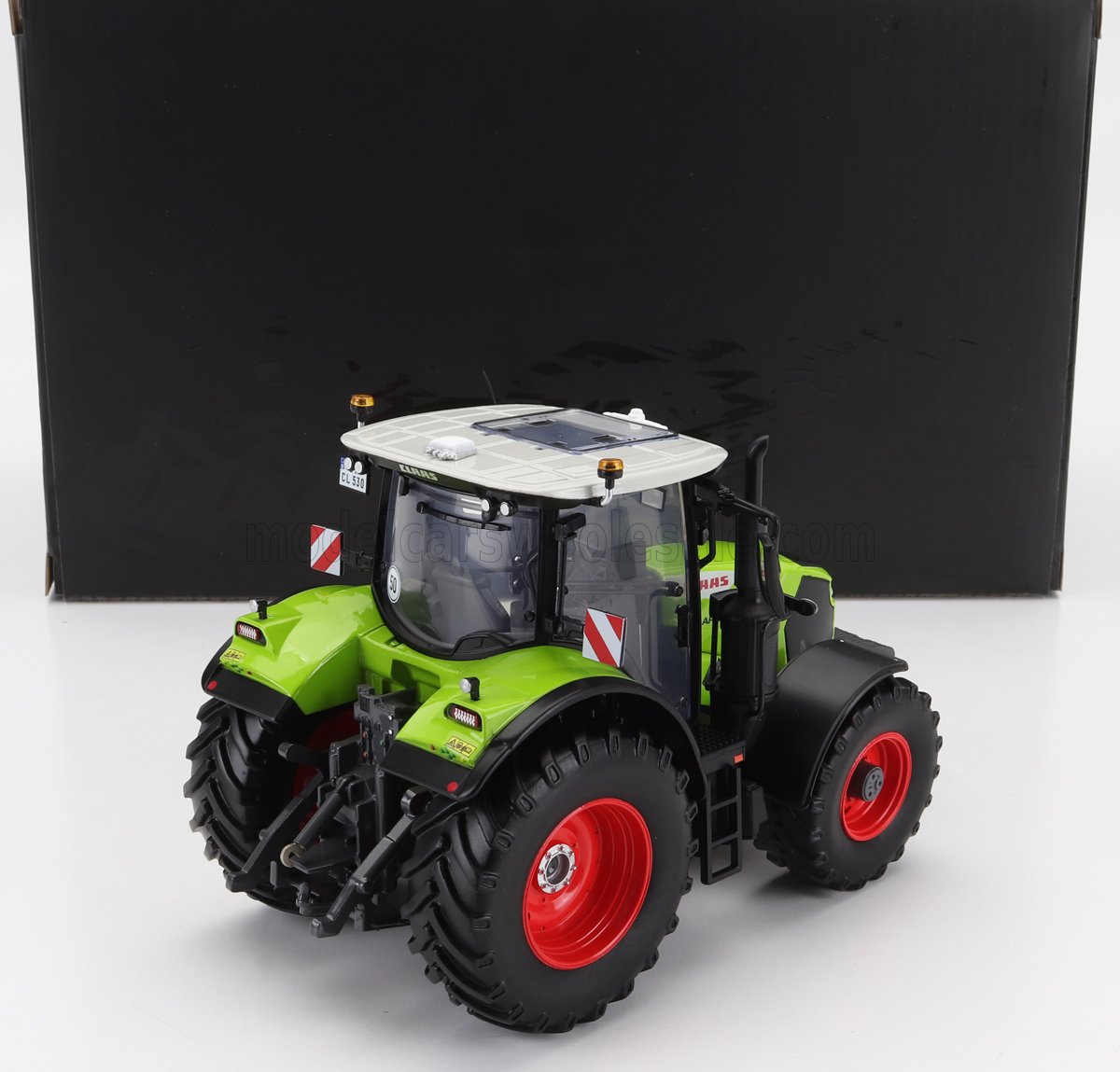 Modelo de tractor Claas a escala 1/18 fabricado en metal fundido a presión, de color verde con ruedas rojas, réplica detallada disponible en Vroomi.