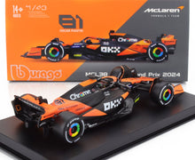 McLAREN | F1 MCL38 TEAM MCLAREN N 81 MIAMI GP 2024 OSCAR PIASTRI - CON PILOTO Y SHOWCASE