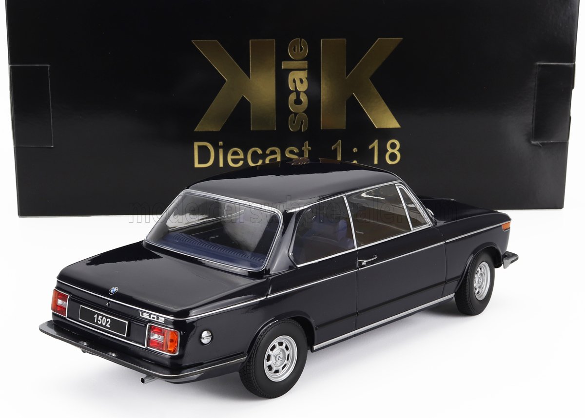 Coche de juguete BMW 1502 a escala 1:18 en color negro, con vista trasera y lateral detalladas, disponible en Vroomi.