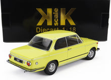 Coche modelo BMW 1602 amarillo a escala 1:18, expuesto con caja KK Scale, ahora en Vroomi.