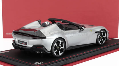 Maqueta de coche Ferrari plateado, descapotable, vista trasera, sobre base de exposición, disponible para pedir online.