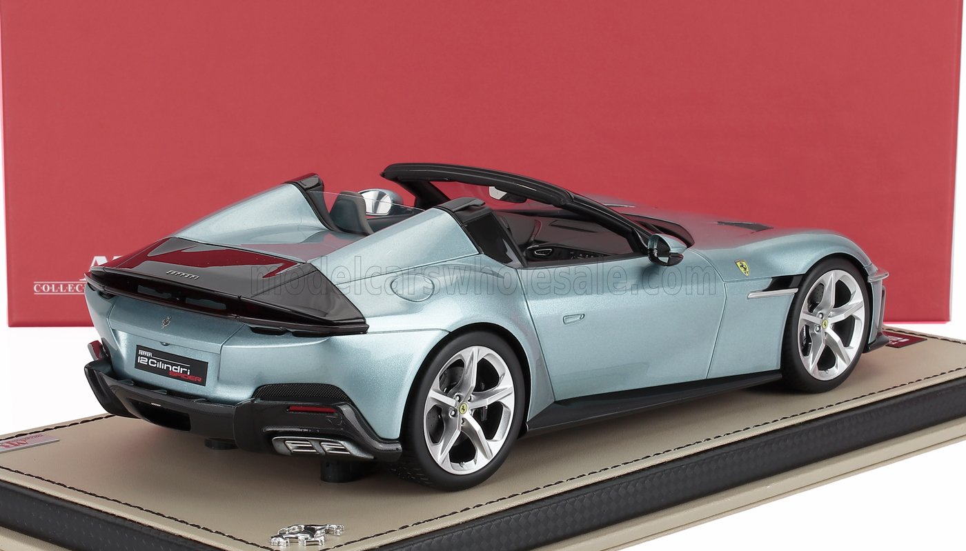 Modelo de coche Ferrari azul metalizado a escala 1:18, descapotable, disponible para coleccionistas en Vroomi.