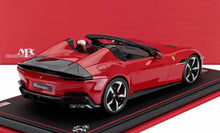 Coche a escala 1/18 Ferrari 12Cilindri Spider rojo con vitrina, ahora disponible en Vroomi.