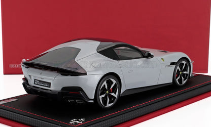 Modelo a escala 1:18 del Ferrari 12Cilindri coupé, blanco con techo negro, disponible online en Vroomi.