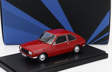 Maqueta roja del coche Wartburg 355 de Alemania Oriental de 1980 expuesta sobre un fondo azul, disponible en Vroomi.