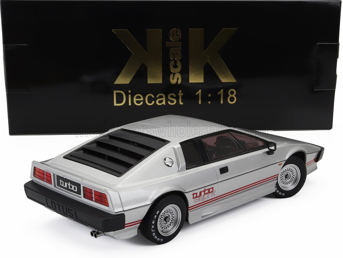 Coche en miniatura Silver Lotus Turbo Esprit a escala 1:18, mostrado con caja negra y dorada a escala K-K, disponible en Vroomi.