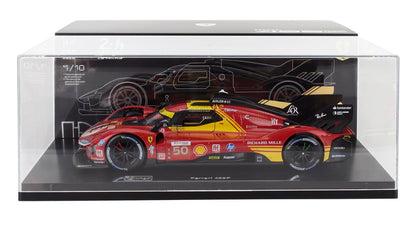 Modelo a escala 1/18 del hiperdeportivo Ferrari 499P en rojo y amarillo en vitrina, disponible en Vroomi.