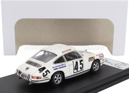 Coche de carreras Porsche 911 blanco con el número 45 y adhesivos de patrocinadores en exhibición, disponible a través de Vroomi.