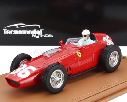Modelo de coche de carreras Ferrari vintage rojo 36 con figura de piloto, expuesto sobre una base de cuero, a la venta en Vroomi.