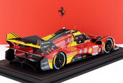 Modelo premium de coche de carreras Ferrari rojo a escala 1/18 con detalles en amarillo, disponible ahora para coleccionistas en Vroomi.