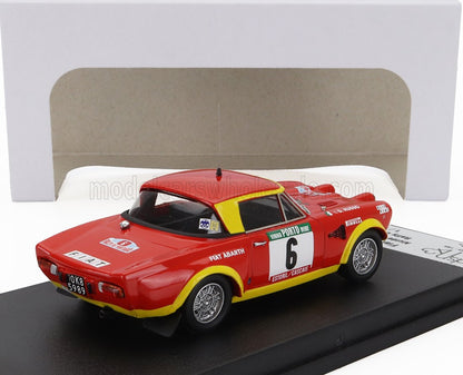 Coche de carreras Fiat Abarth rojo y amarillo con el número 6 en un expositor, disponible a través de Vroomi.