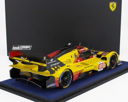 Modelo de coche de carreras Ferrari 83 amarillo y rojo en exposición con logotipos detallados de los patrocinadores, ofrecido en Vroomi.