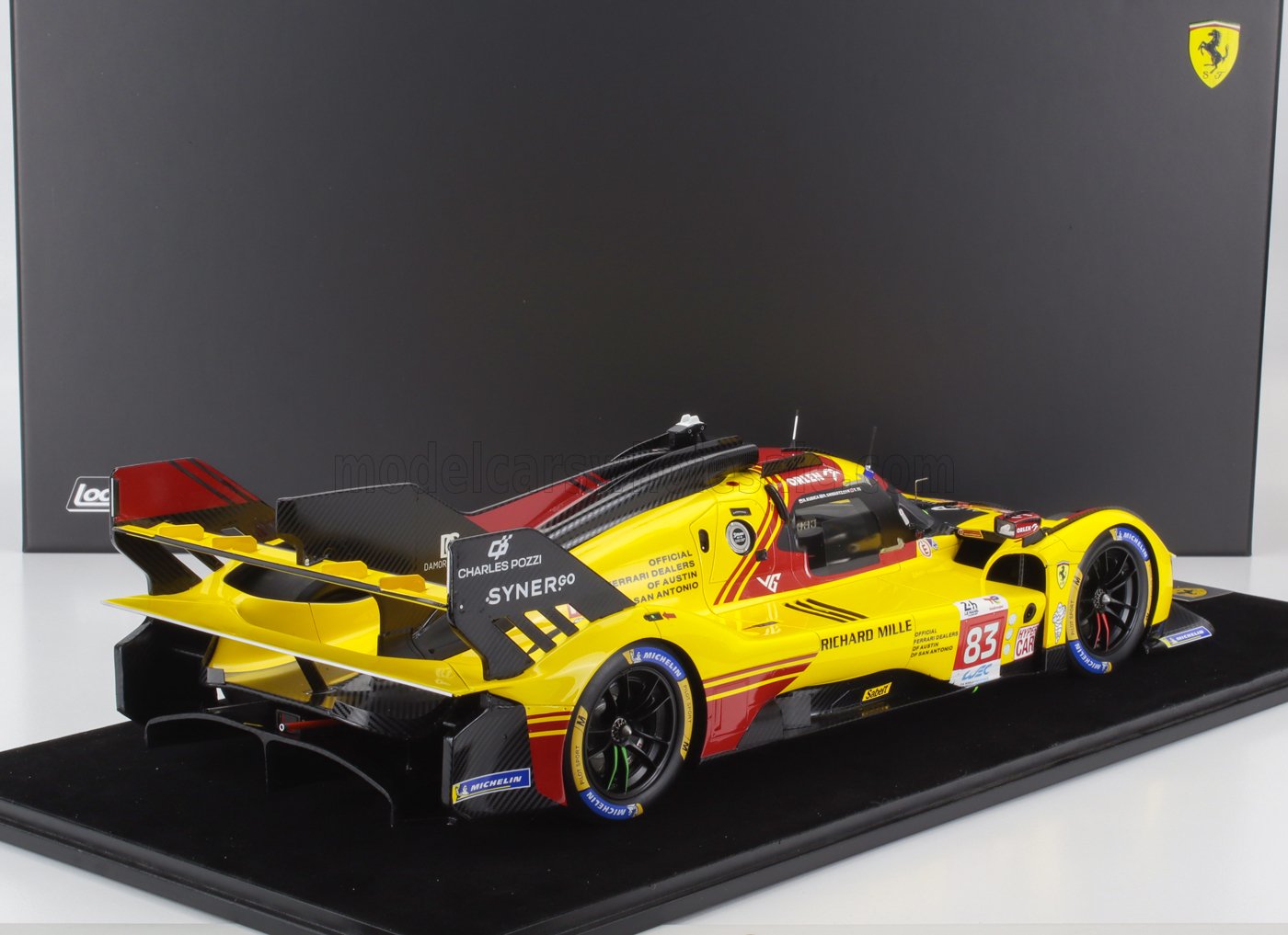Modelo Hypercar Ferrari 83 amarillo y rojo en exposición con patrocinadores detallados, ofrecido en Vroomi.