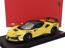 Coche a escala 1/18 Ferrari SF90 XX Stradale amarillo con techo negro, disponible para pedir en Vroomi.