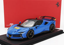 Coche a escala 1:18 del Ferrari SF90 XX Stradale azul con detalles en negro y amarillo, ya disponible online.
