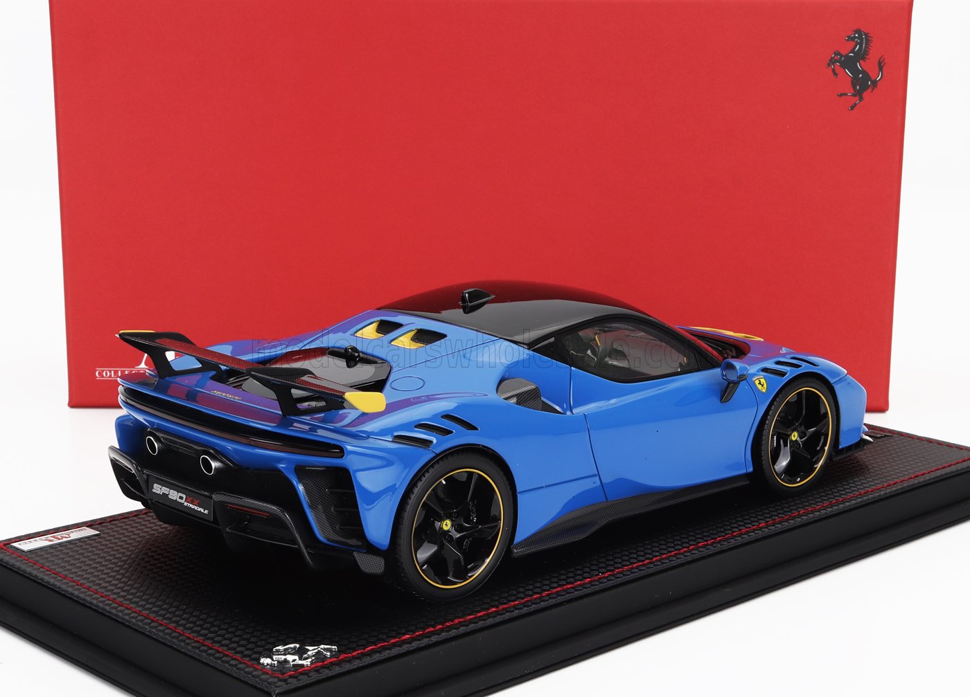 Maqueta a escala del Ferrari SF90 Stradale azul con detalles en negro y amarillo, ya disponible para coleccionistas.