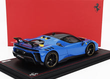 Maqueta a escala del Ferrari SF90 Stradale azul con detalles en negro y amarillo, ya disponible para coleccionistas.