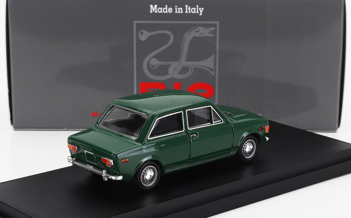 Modelo de coche italiano vintage verde expuesto sobre una base negra con caja «Made in Italy», disponible en Vroomi.