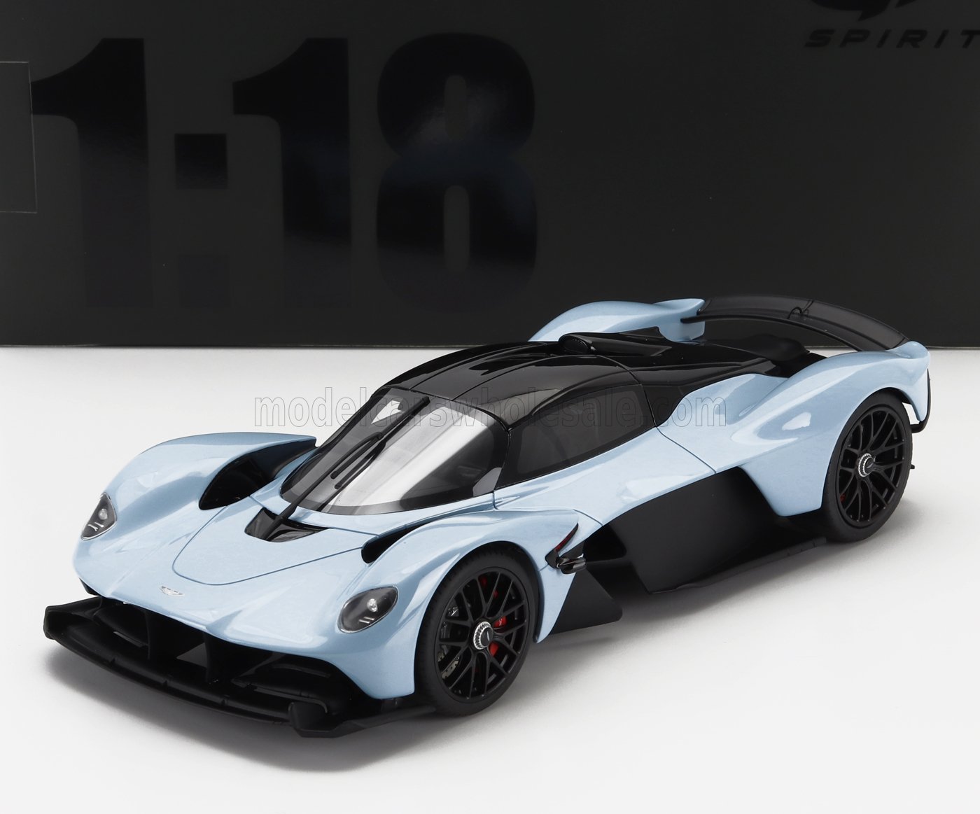 Coche a escala 1:18 Aston Martin Valkyrie azul claro y negro con un detallado diseño aerodinámico, disponible en Vroomi.