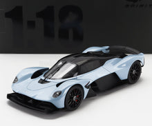 Coche a escala 1:18 Aston Martin Valkyrie azul claro y negro con un detallado diseño aerodinámico, disponible en Vroomi.