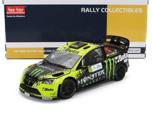 Modelo de coche de rally a escala 1/18 con los colores de Monster Energy, disponible para coleccionistas en Vroomi.