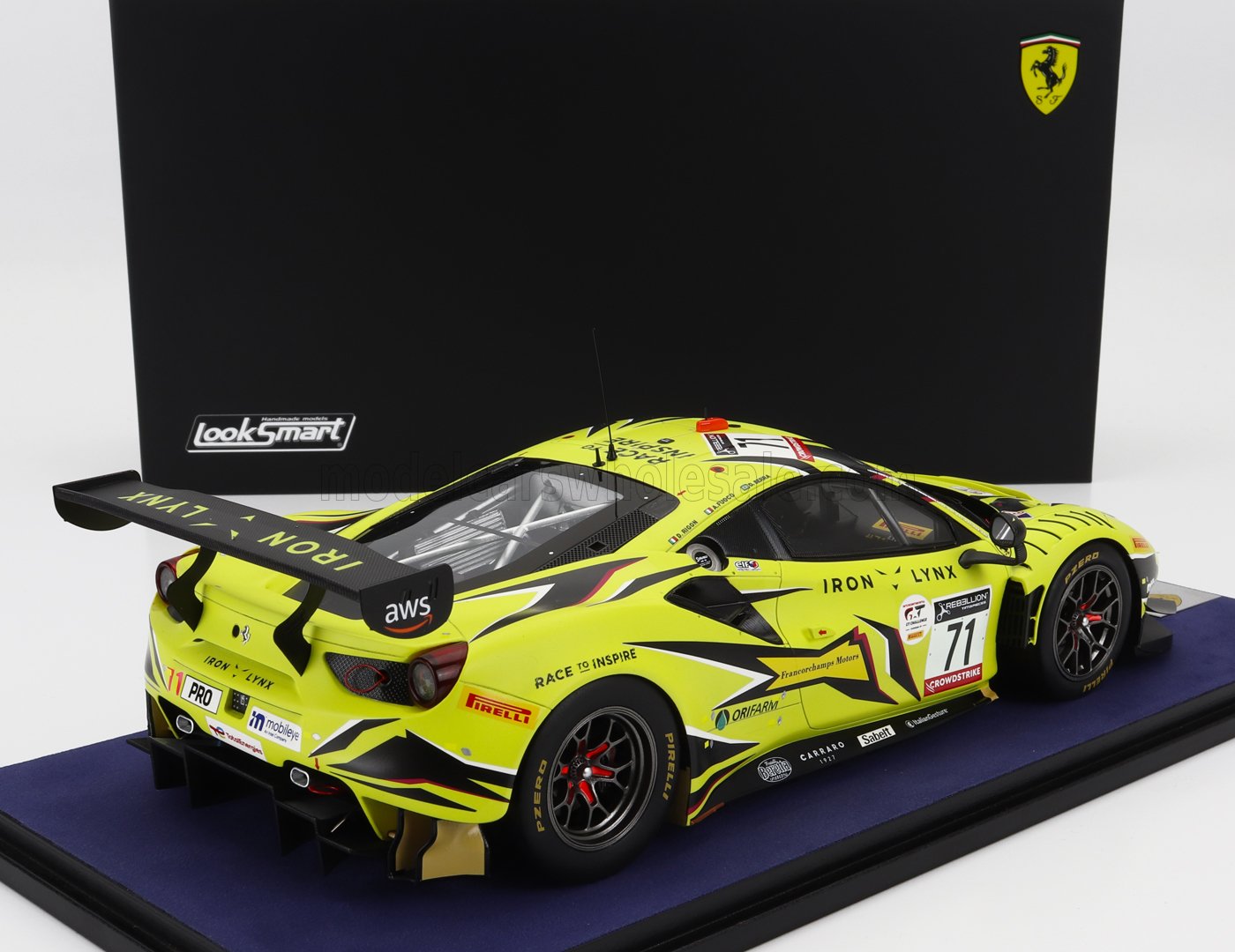 Modelo de coche de carreras Ferrari 488 GT3 Iron Lynx amarillo y negro con logotipos detallados, presentado sobre una base azul, disponible a través de Vroomi.