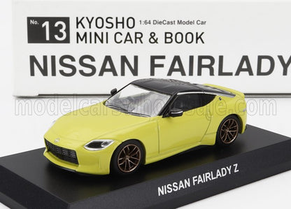 Maqueta de coche Nissan Fairlady Z de Kyosho a escala 1:64, en amarillo y negro, con soporte de exposición, disponible en Vroomi.