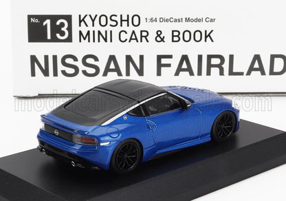 Modelo de coche a escala 1:64 Kyosho Nissan Fairlady Z en color azul sobre base negra, disponible en Vroomi.