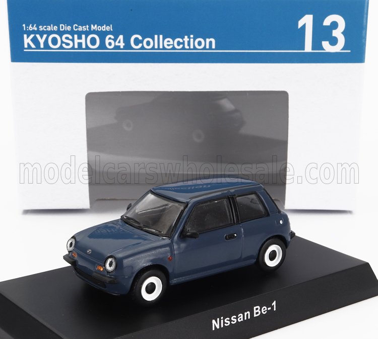 Kyosho 64 Collection Nissan Be-1 Modelo de coche a escala 1:64 fabricado en metal fundido a presión, de color azul, expuesto en un soporte, disponible en Vroomi.