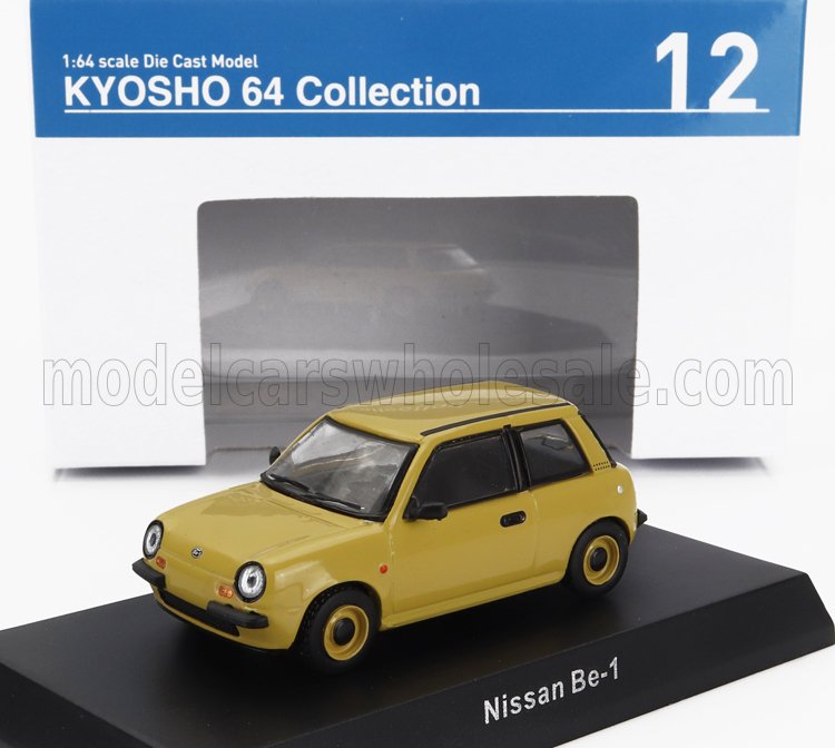 Modelo a escala 1:64 del Nissan Be-1 amarillo de Kyosho 64 Collection expuesto en un soporte negro, ahora disponible en Vroomi.