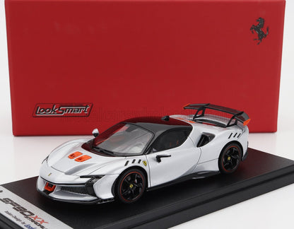 Modelo de coche Ferrari SF90 XX plateado y negro con detalles en naranja en exposición, ofrecido a través de la plataforma Vroomi.