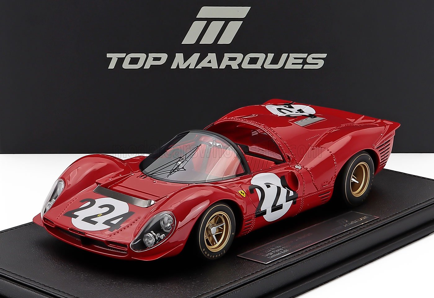 Modelo de coche de carreras vintage rojo a escala 1/18 con el número 224, ahora disponible para coleccionistas en Vroomi.