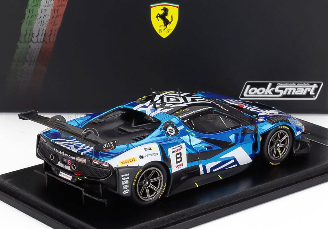 Modelo de coche de carreras Ferrari azul y negro en soporte de exposición, con calcomanías detalladas, disponible en Vroomi.