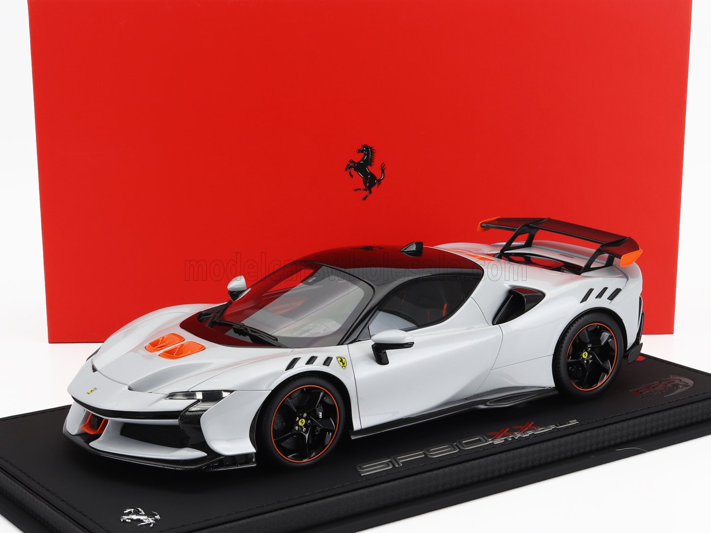 Maqueta de coche SF90 XX Stradale en color blanco con detalles en rojo, interior detallado, disponible para pedir online.