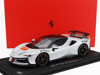 Maqueta de coche SF90 XX Stradale en color blanco con detalles en rojo, interior detallado, disponible para pedir online.
