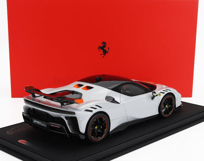 Maqueta de coche Ferrari SP3 blanco con alerón trasero, ya disponible para coleccionistas en Vroomi.