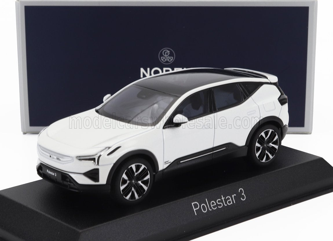 Maqueta del coche Polestar 3 en blanco sobre un expositor con la marca, ahora disponible en Vroomi.