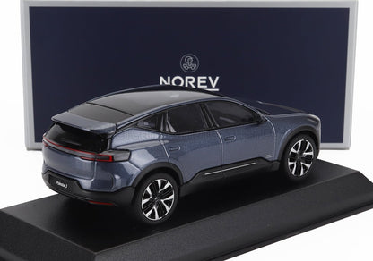 Maqueta a escala de Norev del SUV eléctrico Polestar 3 en azul metalizado expuesta en un soporte, presentada en Vroomi.